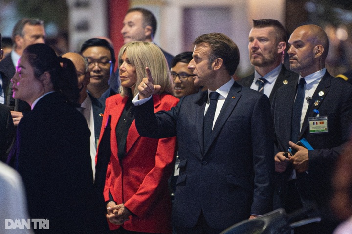 French President strolls Hanoi’s Old Quarter, visits Ngoc Son Temple - 1 French President strolls Hanoi’s Old Quarter, visits Ngoc Son Temple - 1