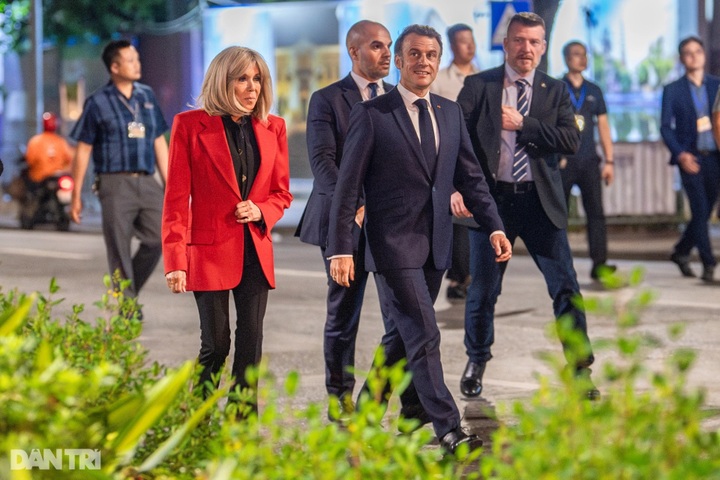 French President strolls Hanoi’s Old Quarter, visits Ngoc Son Temple - 2 French President strolls Hanoi’s Old Quarter, visits Ngoc Son Temple - 2