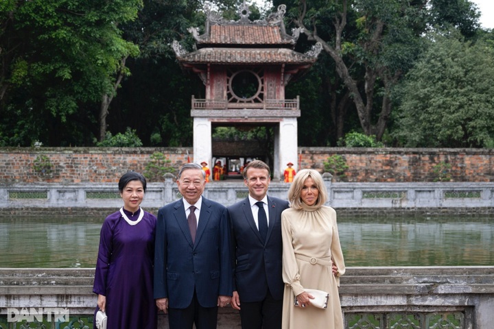 Party chief and French president visit Hanoi's Temple of Literature - 4