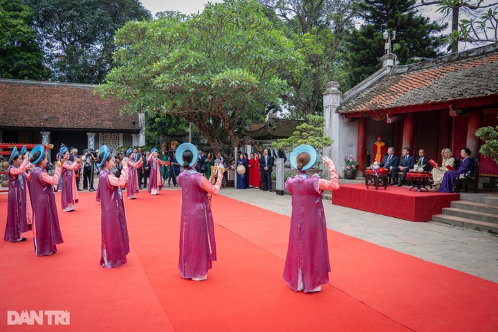 Party chief and French president visit Hanoi's Temple of Literature - 5