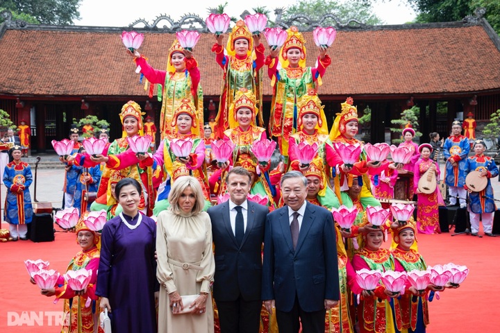 Party chief and French president visit Hanoi's Temple of Literature - 7