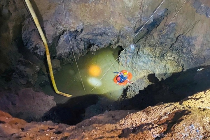 Man missing after motorbike plunges into sinkhole in Bac Kan - 1