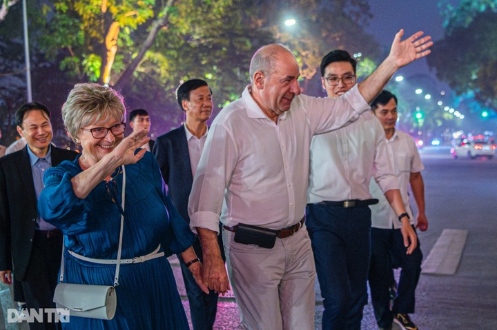 Hungarian President strolls around Hoan Kiem Lake in Hanoi - 5 Hungarian President strolls around Hoan Kiem Lake in Hanoi - 5