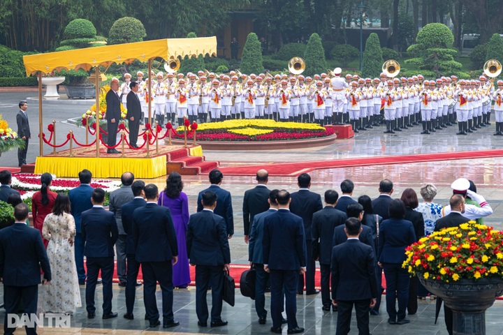 Hungarian president welcomed to Vietnam - 2