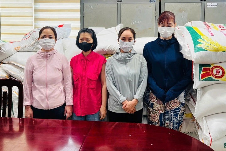 Two Hanoi shop owners prosecuted for selling fake rice - 1