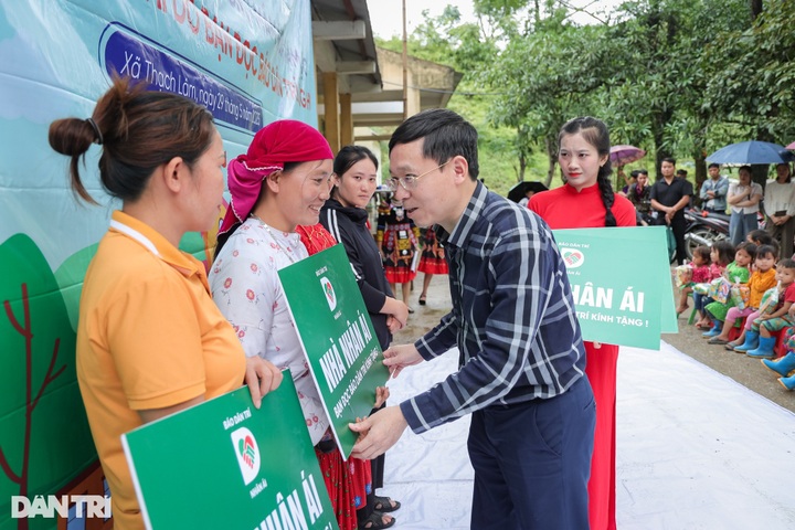 Dantri inaugurates new classroom and five homes in Cao Bang - 6 Dantri inaugurates new classroom and five homes in Cao Bang - 6