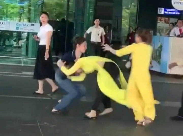 Two Phu Quoc airport staff disciplined after fight - 1