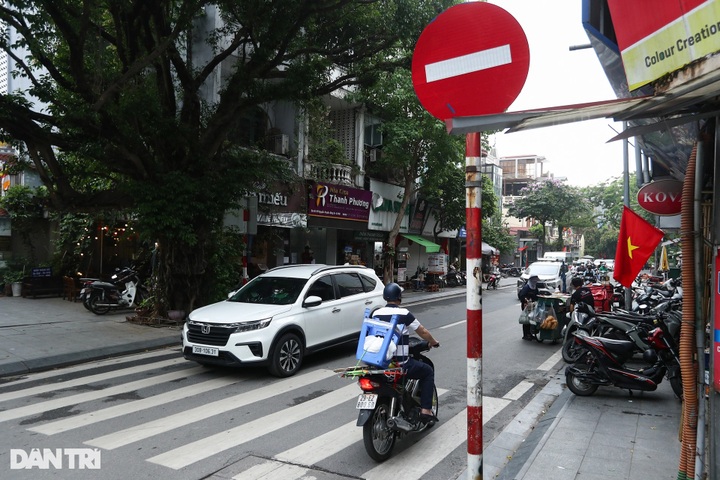Motorbike riders flout traffic laws across Hanoi - 5
