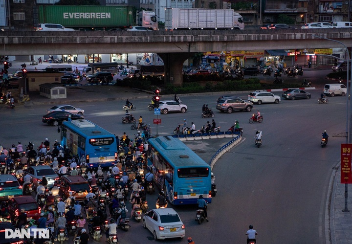 Motorbike riders flout traffic laws across Hanoi - 7