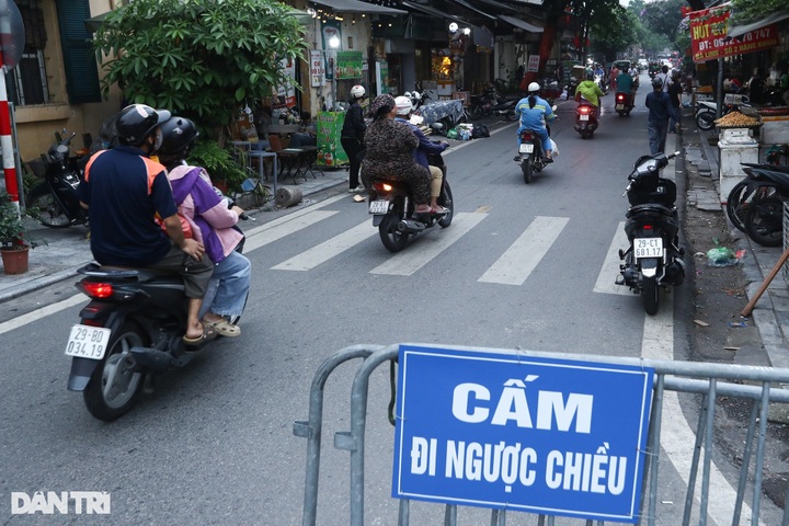 Motorbike riders flout traffic laws across Hanoi - 6