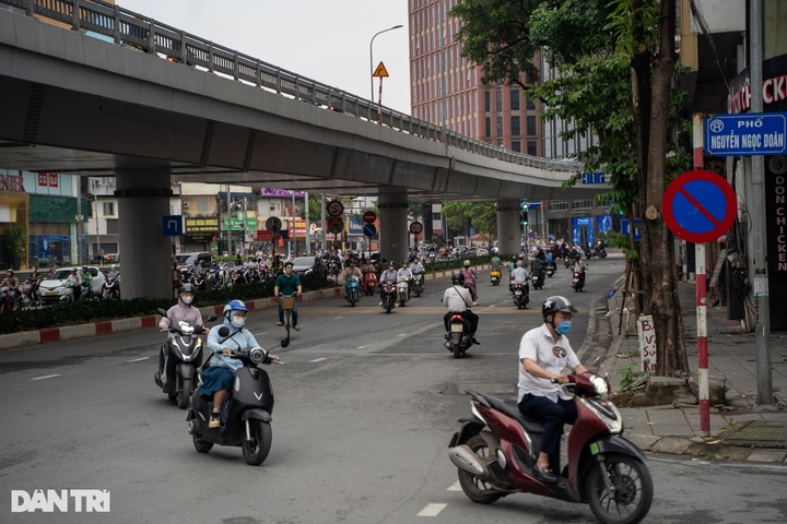 Motorbike riders flout traffic laws across Hanoi - 1