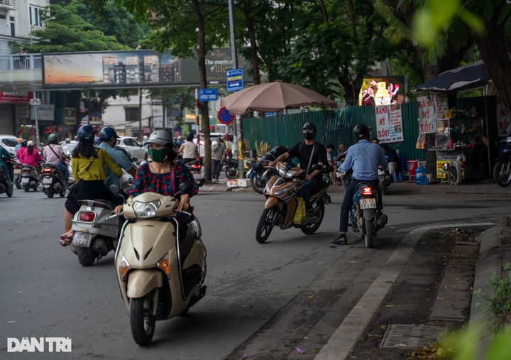 Motorbike riders flout traffic laws across Hanoi - 4