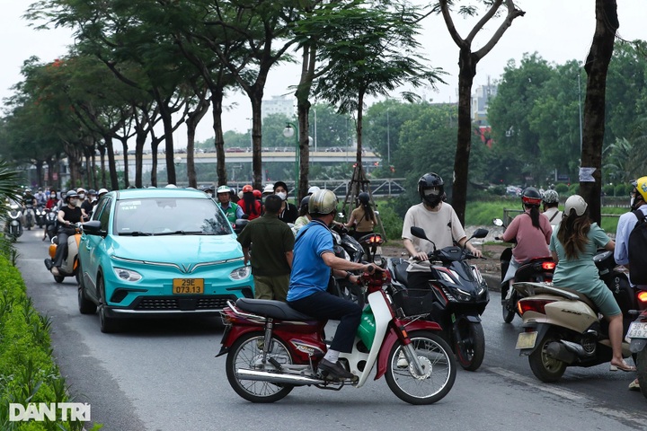 Motorbike riders flout traffic laws across Hanoi - 3