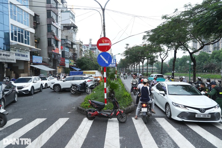 Motorbike riders flout traffic laws across Hanoi - 2
