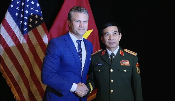 Vietnamese and US defence ministers meet on sidelines of Shangri-La - 1