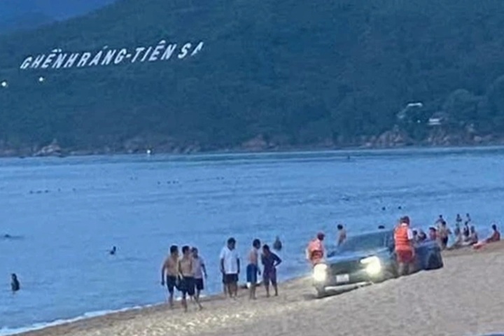 Binh Dinh driver fined for driving pickup truck along beach - 1 Binh Dinh driver fined for driving pickup truck along beach - 1