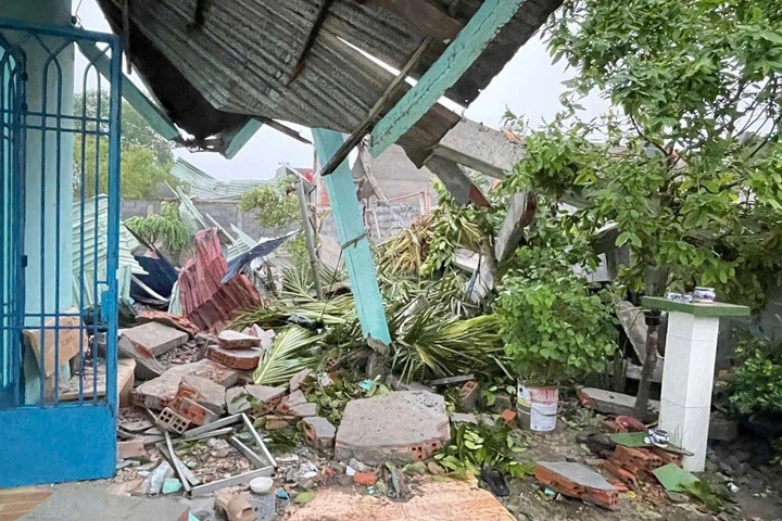 Wall collapse kills grandmother and toddler in Long An - 1