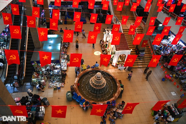 Hundreds of stalls at Hanoi's Dong Xuan Market closed for lack of customers - 4