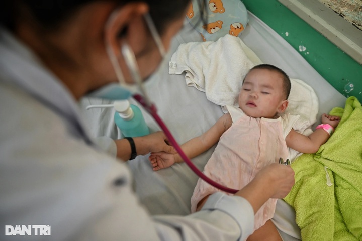 Hand, foot and mouth cases surge at HCM City hospital - 1