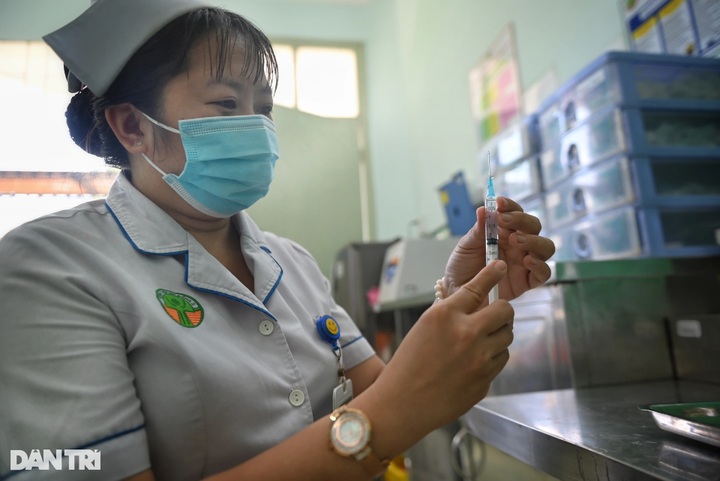 Hand, foot and mouth cases surge at HCM City hospital - 6