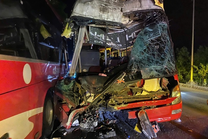 Three buses collide in Hue, injuring seven - 1 Three buses collide in Hue, injuring seven - 1