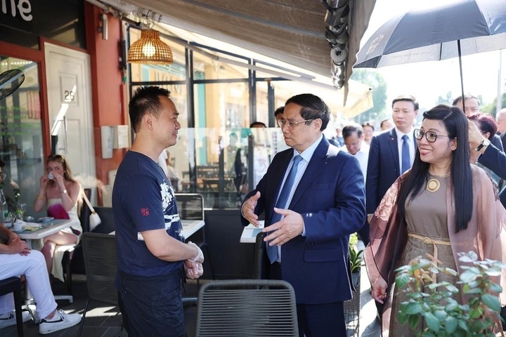PM Pham Minh Chinh visits family of Vietnamese national in France - 1 PM Pham Minh Chinh visits family of Vietnamese national in France - 1