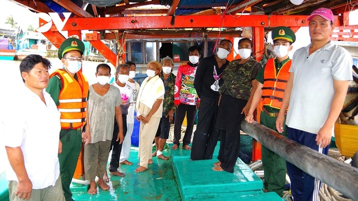 Ca Mau fishermen rescue eight foreign crew members adrift at sea - 1 Ca Mau fishermen rescue eight foreign crew members adrift at sea - 1