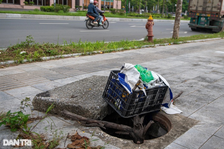 Hanoi road deteriorates only a year after opening - 6 Hanoi road deteriorates only a year after opening - 6