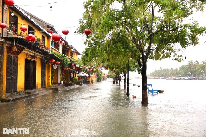 Hoi An struggles with flooding after heavy rain - 1