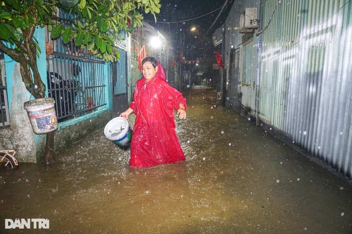 Heavy rainfall floods residential areas in Danang - 5 Heavy rainfall floods residential areas in Danang - 5