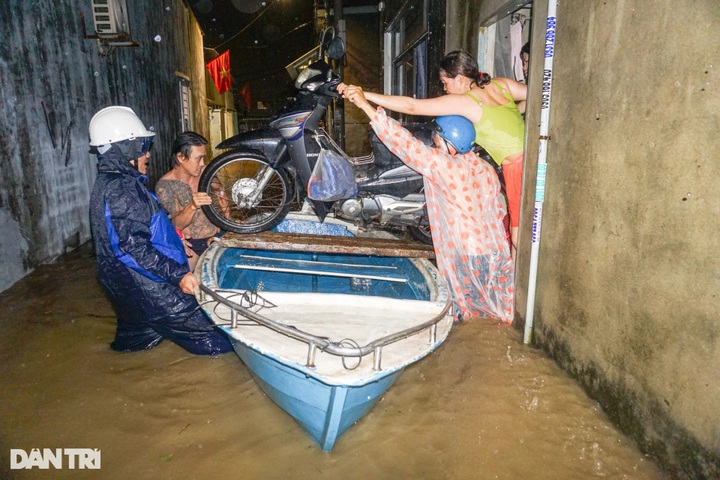 Heavy rainfall floods residential areas in Danang - 4 Heavy rainfall floods residential areas in Danang - 4