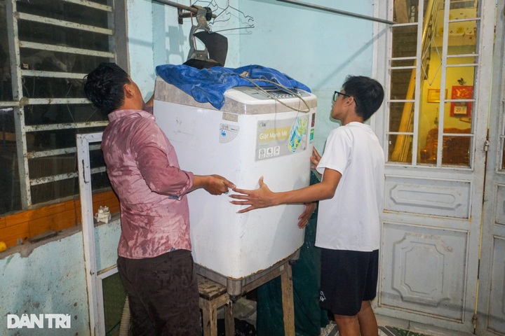 Heavy rainfall floods residential areas in Danang - 3 Heavy rainfall floods residential areas in Danang - 3