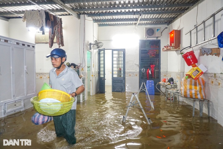 Heavy rainfall floods residential areas in Danang - 2 Heavy rainfall floods residential areas in Danang - 2