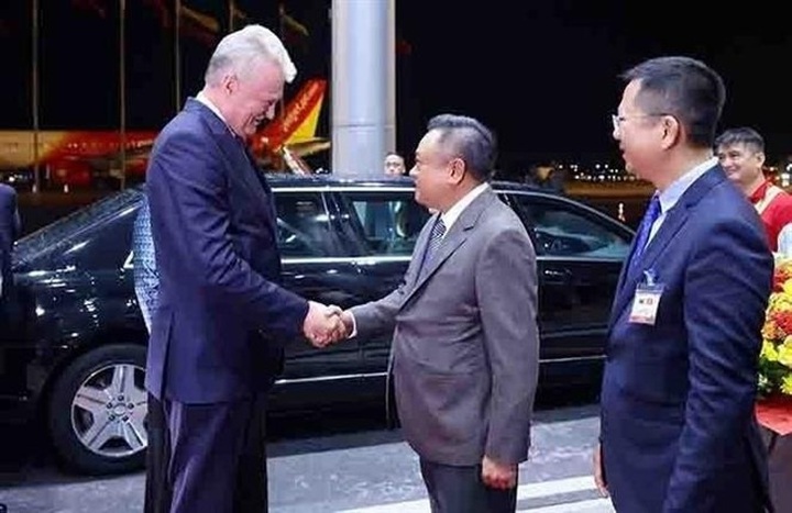 Lithuanian President begins official visit to Vietnam - 2 Lithuanian President begins official visit to Vietnam - 2