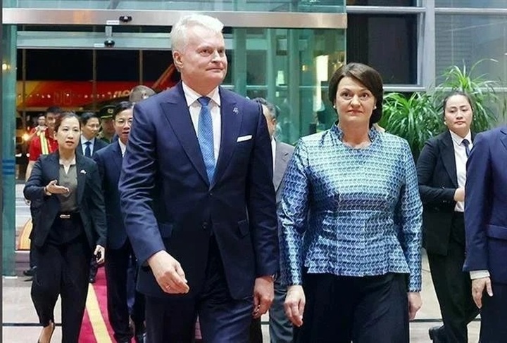 Lithuanian President begins official visit to Vietnam - 1 Lithuanian President begins official visit to Vietnam - 1