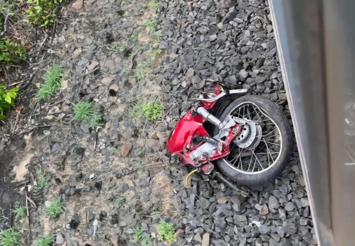 Two killed after train hits motorbike at Phu Yen railway crossing - 1 Two killed after train hits motorbike at Phu Yen railway crossing - 1