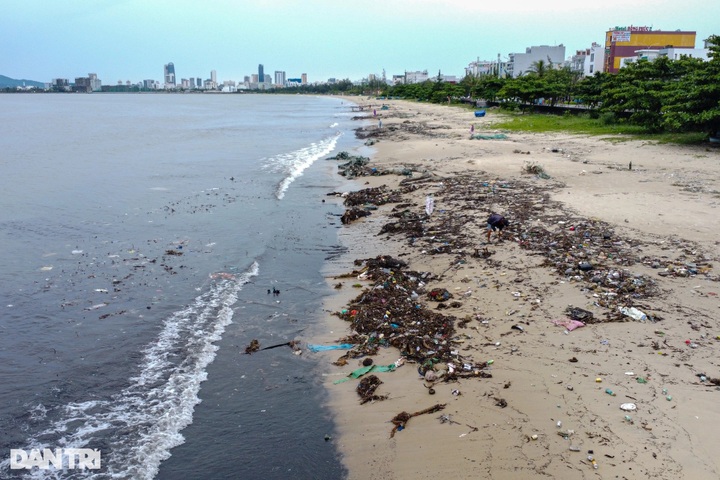 Danang beach left strewn with rubbish after torrential rain - 1