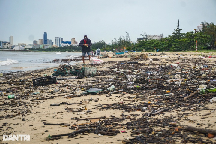 Danang beach left strewn with rubbish after torrential rain - 3