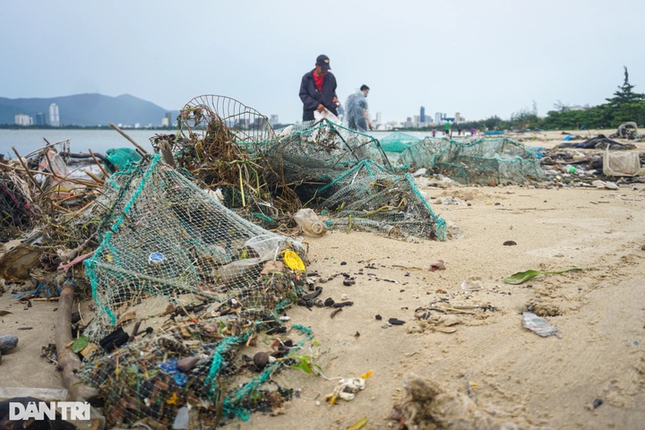 Danang beach left strewn with rubbish after torrential rain - 5