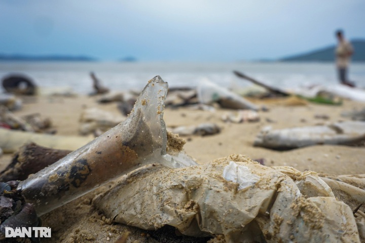 Danang beach left strewn with rubbish after torrential rain - 6