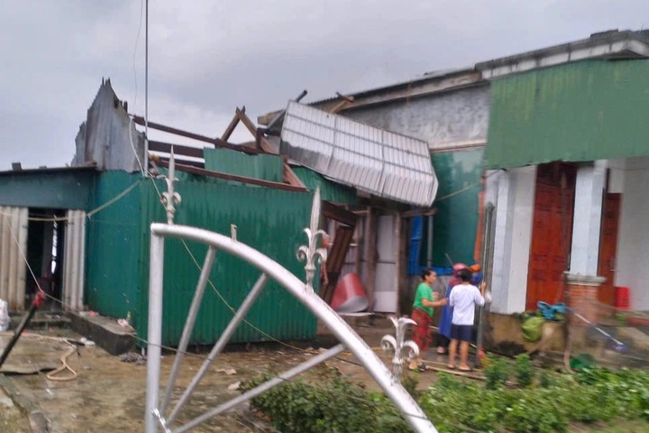 Tornado damages nearly 30 houses in Ha Tinh - 1