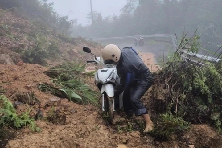 Landslides and flooding force mass evacuation in Quang Tri - 1