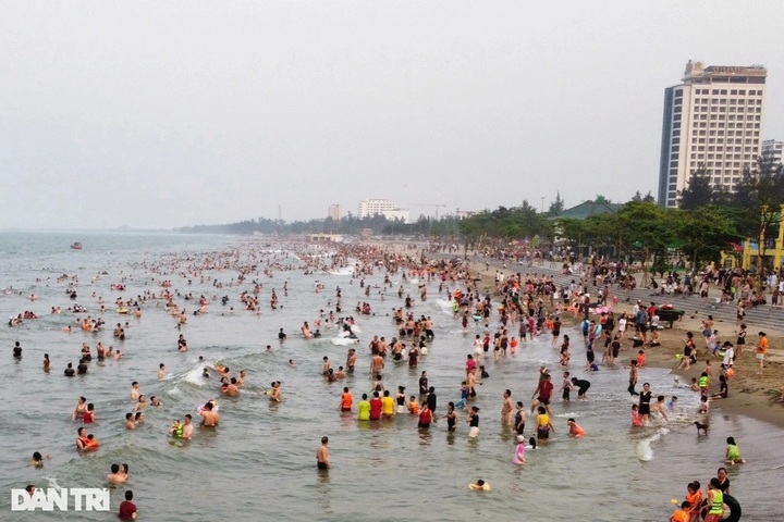 Dozens of tourists swept out to sea at Cua Lo Beach, all rescued safely - 1
