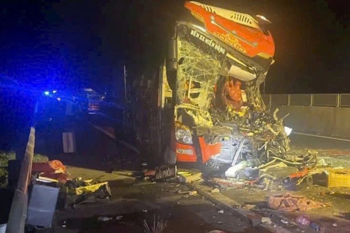 Expressway accident leaves two dead, eleven Injured - 1