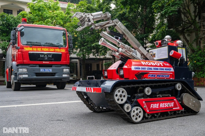 Vietnamese firefighting robot demonstrates obstacle navigation - 1