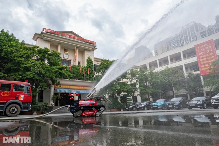 Vietnamese firefighting robot demonstrates obstacle navigation - 2