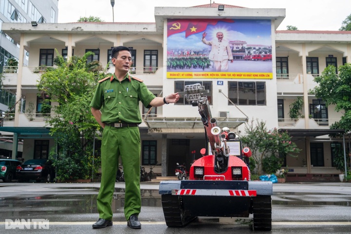 Vietnamese firefighting robot demonstrates obstacle navigation - 3