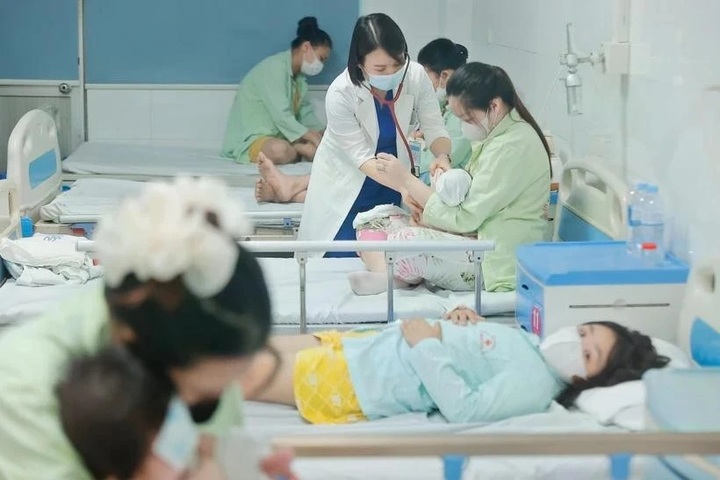 Vietnam maintains vigilant monitoring of COVID-19 - 1