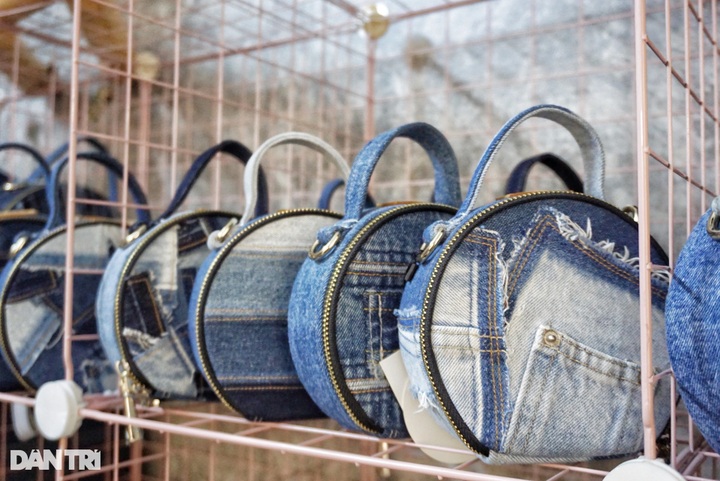HCM City woman turns old jeans into eco-friendly designer bags - 8