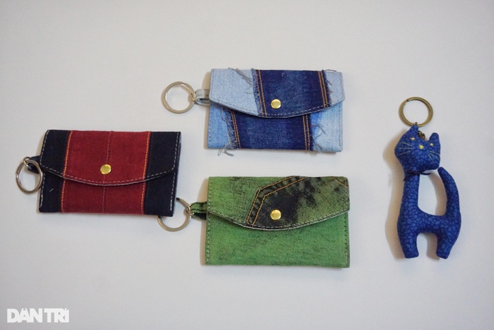 HCM City woman turns old jeans into eco-friendly designer bags - 5